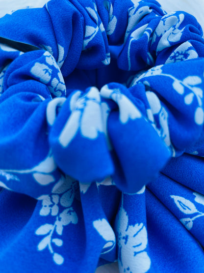 DOROTHY | EMI AND CO | Blue and white floral scrunchies 