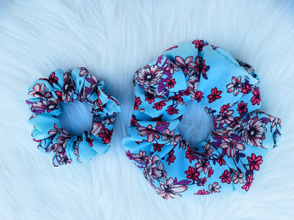 NEVAEH MINI|EMI AND CO |mini blue and red floral scrunchie 