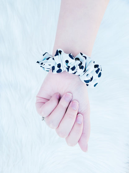 ANGELINA MINI | EMI AND CO | mini black and white scrunchie on wrist 