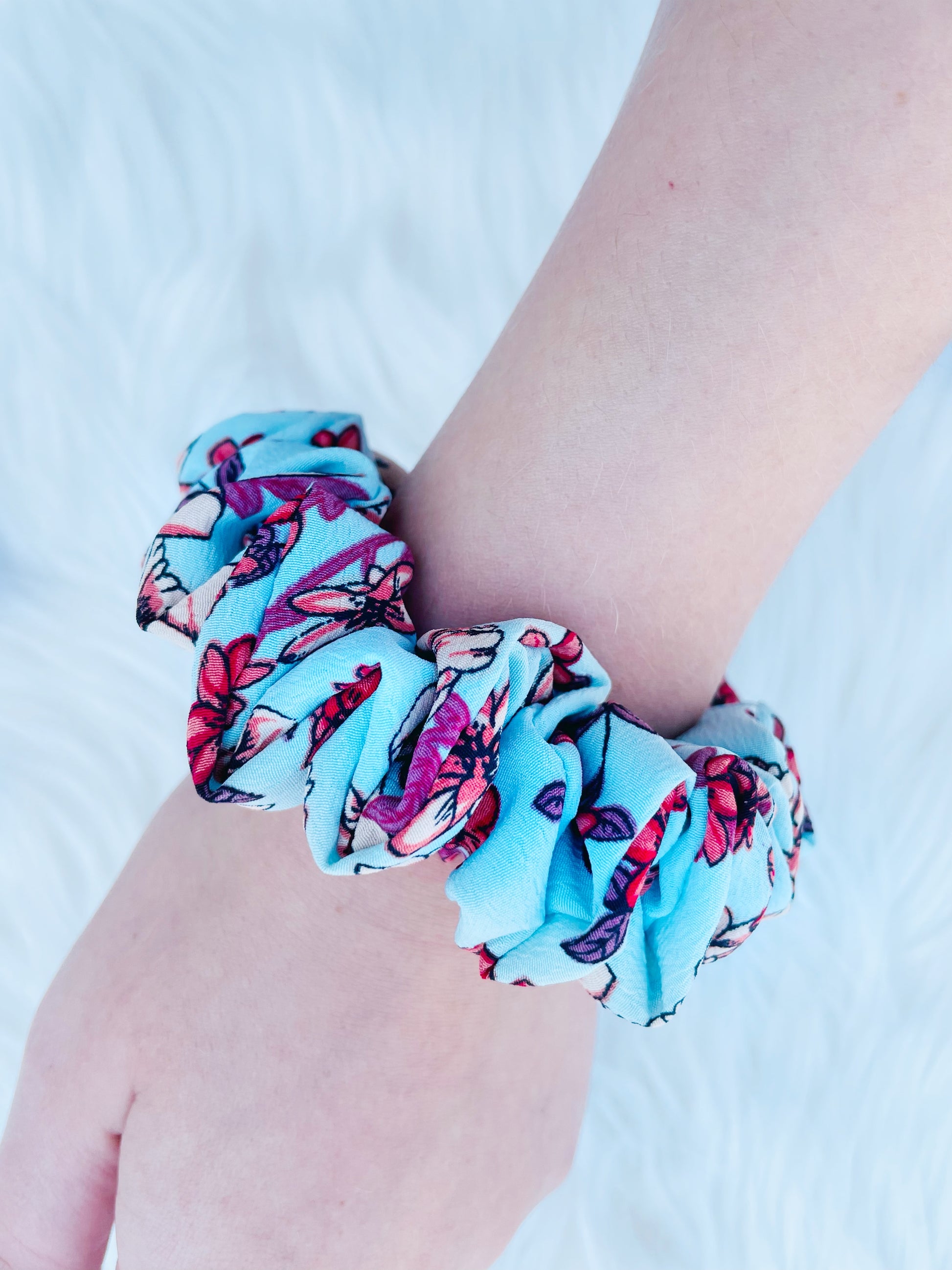 NEVAEH MINI|EMI AND CO |mini blue and red floral scrunchie 