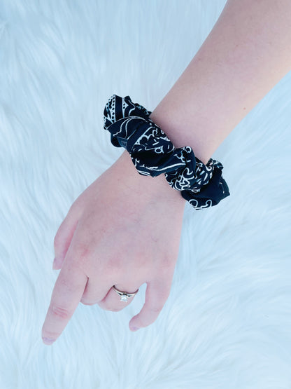 CLEMENTINE MINI | EMI AND CO | black and white mini scrunchie on wrist 