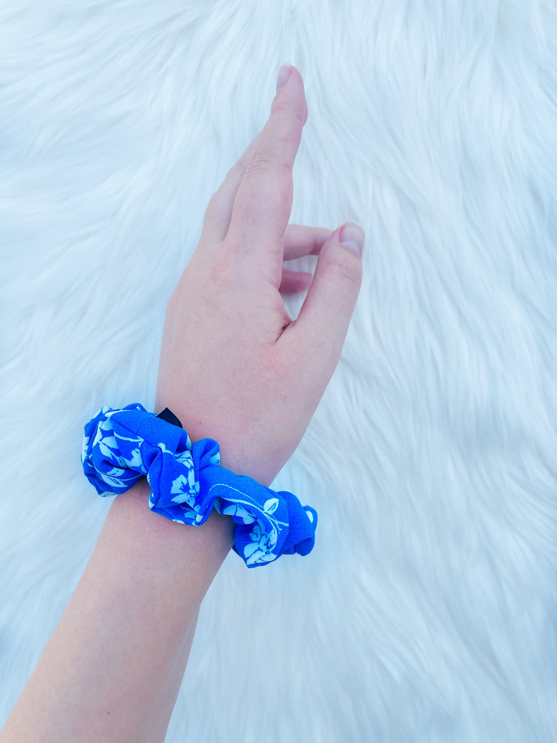 DOROTHY MINI | EMI AND CO| mini blue and white scrunchie on wrist 