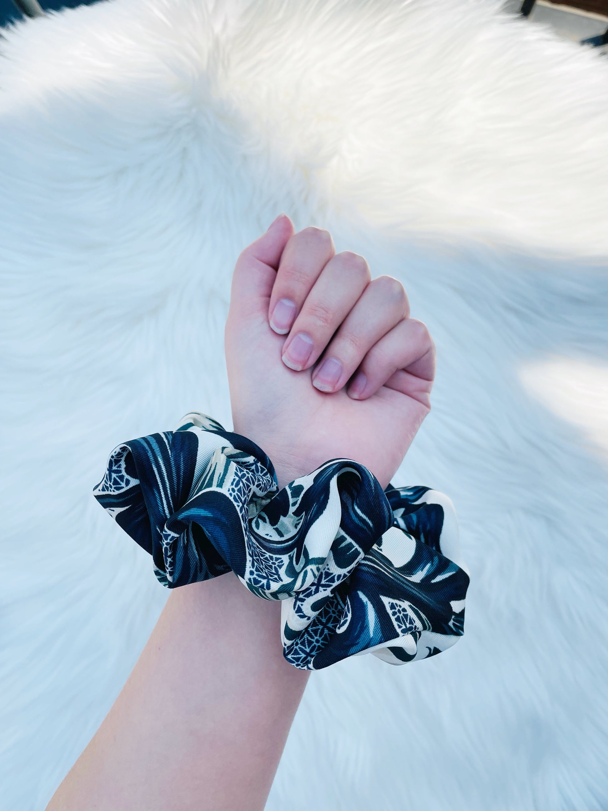 GUINEVERE|EMI AND CO| Black and white pattern scrunchie 