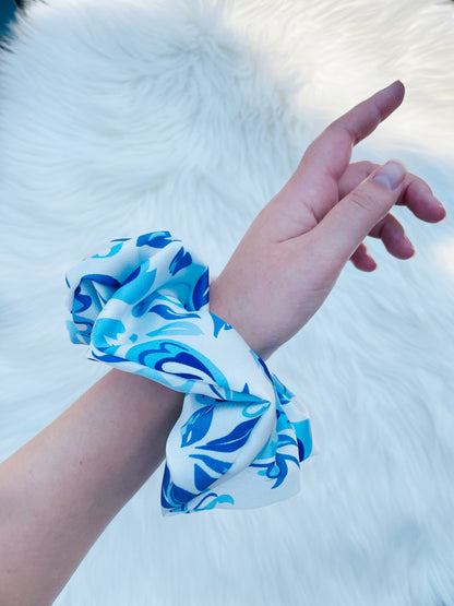 SHILOH| EMI AND CO| floral blue scrunchie