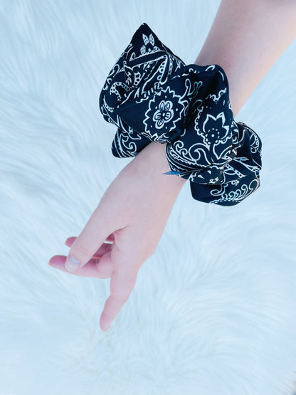 CLEMENTINE | EMI AND CO | floral black and white scrunchie on wrist 