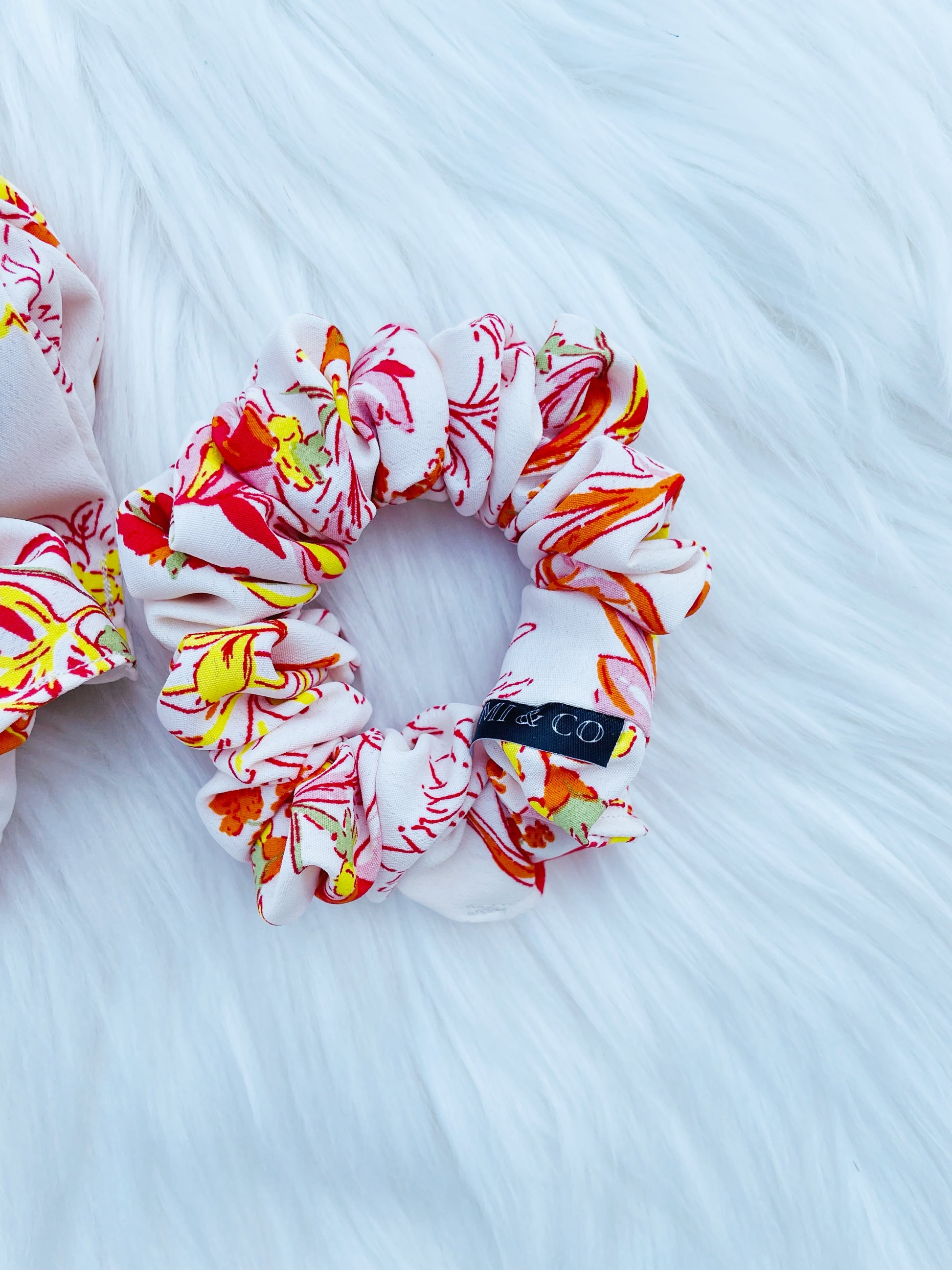 POPPY MINI|EMI AND CO| Mini white and orange floral scrunchie