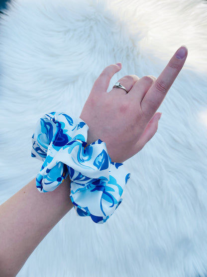 SHILOH| EMI AND CO| floral blue scrunchie on wrist 