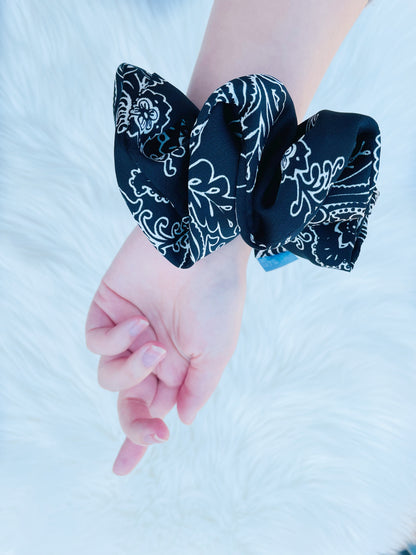 CLEMENTINE | EMI AND CO | black and white floral scrunchie on wrist 