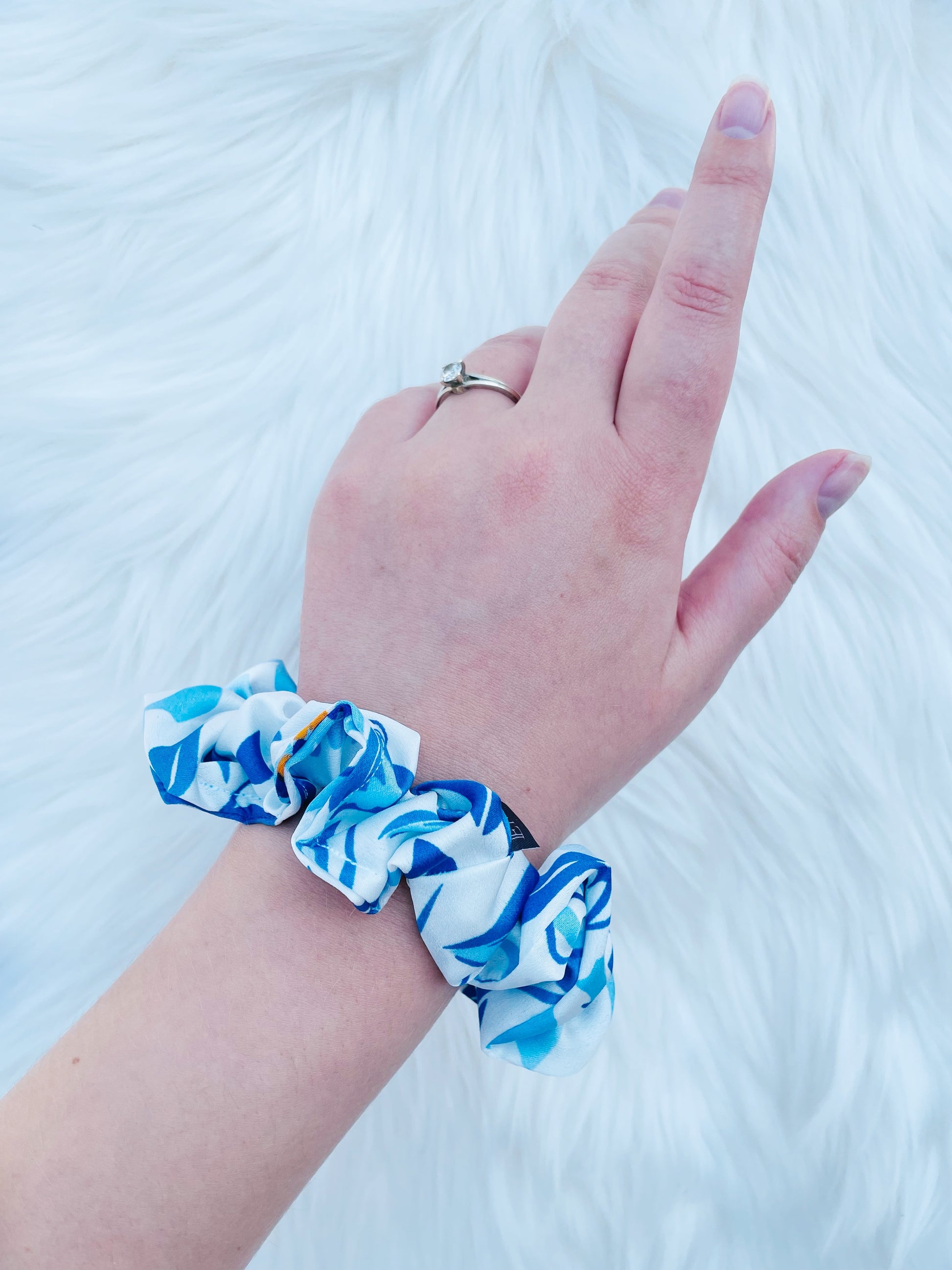 SHILOH MINI| EMI AND CO| mini floral blue scrunchie on wrist 