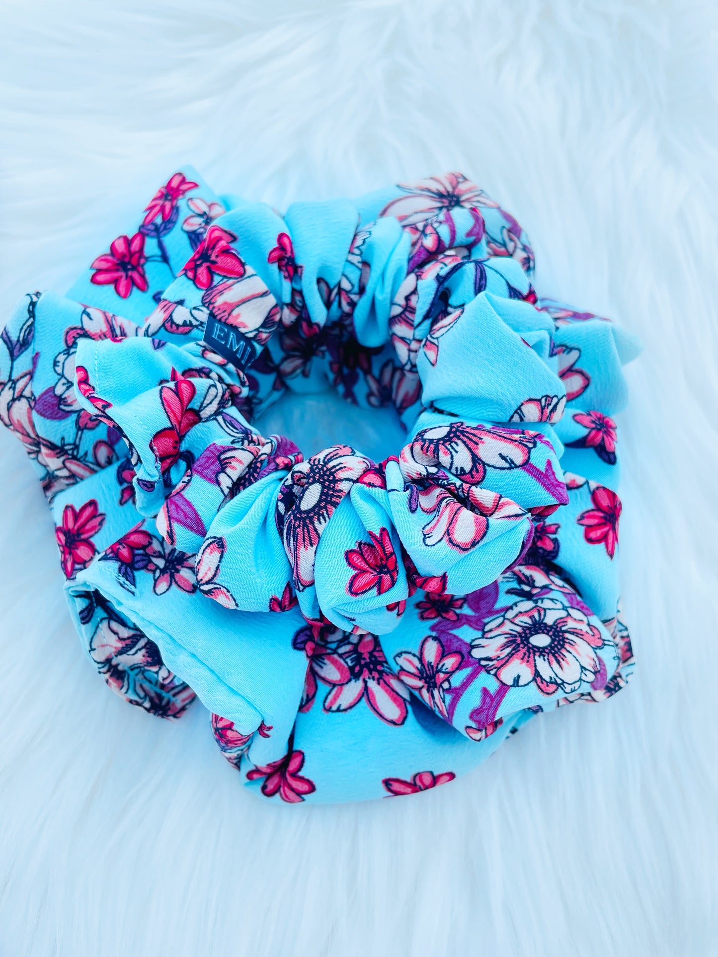 NEVAEH|EMI AND CO | blue and red floral scrunchie 