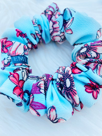 NEVAEH MINI|EMI AND CO |mini blue and red floral scrunchie 