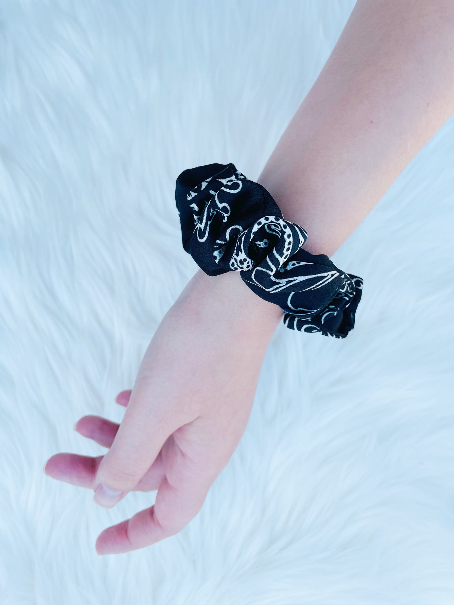 CLEMENTINE MINI | EMI AND CO | black and white mini floral scrunchie on wrist 