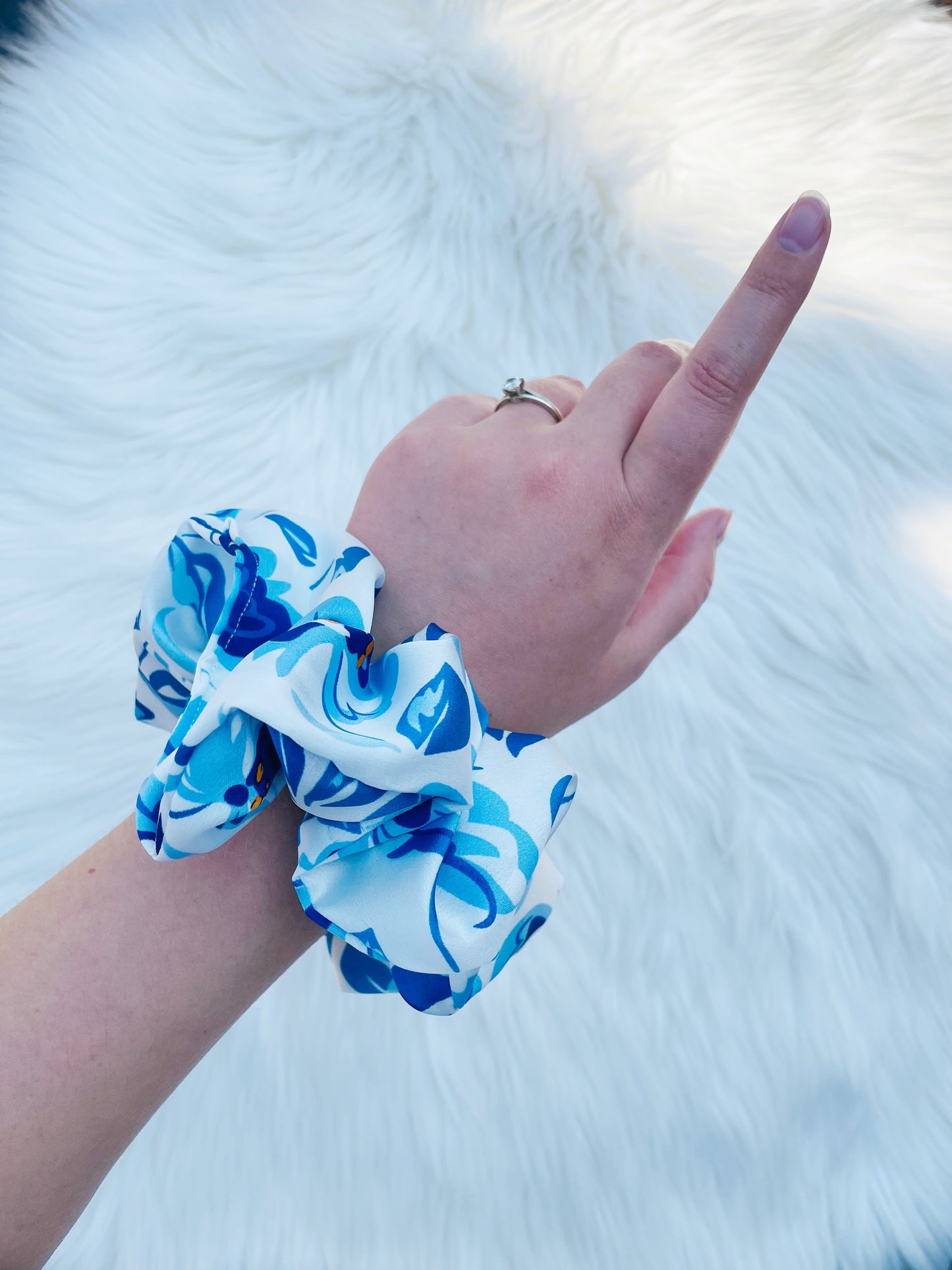 SHILOH| EMI AND CO| floral blue scrunchie