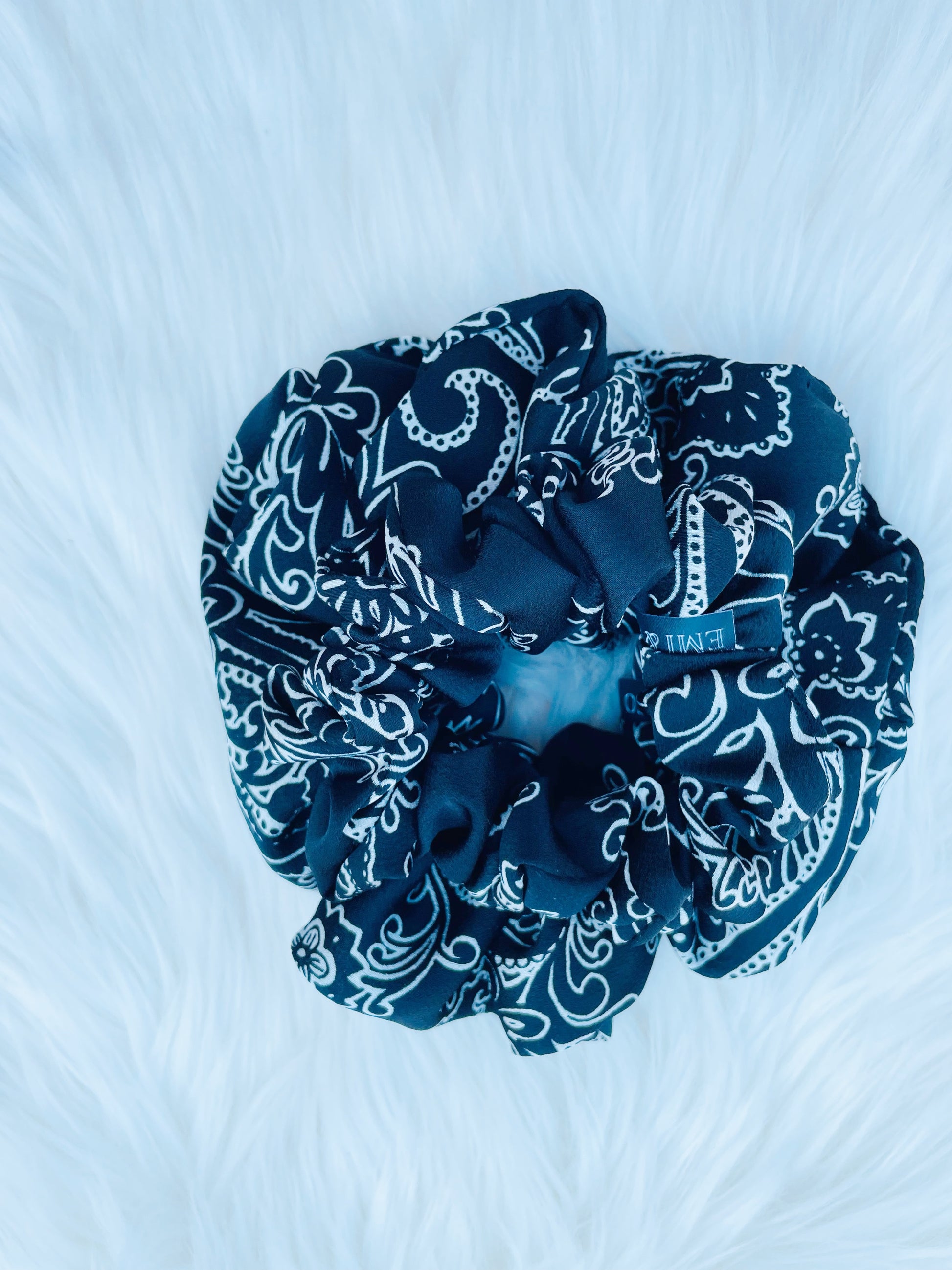 CLEMENTINE | EMI AND CO | black and white floral scrunchie