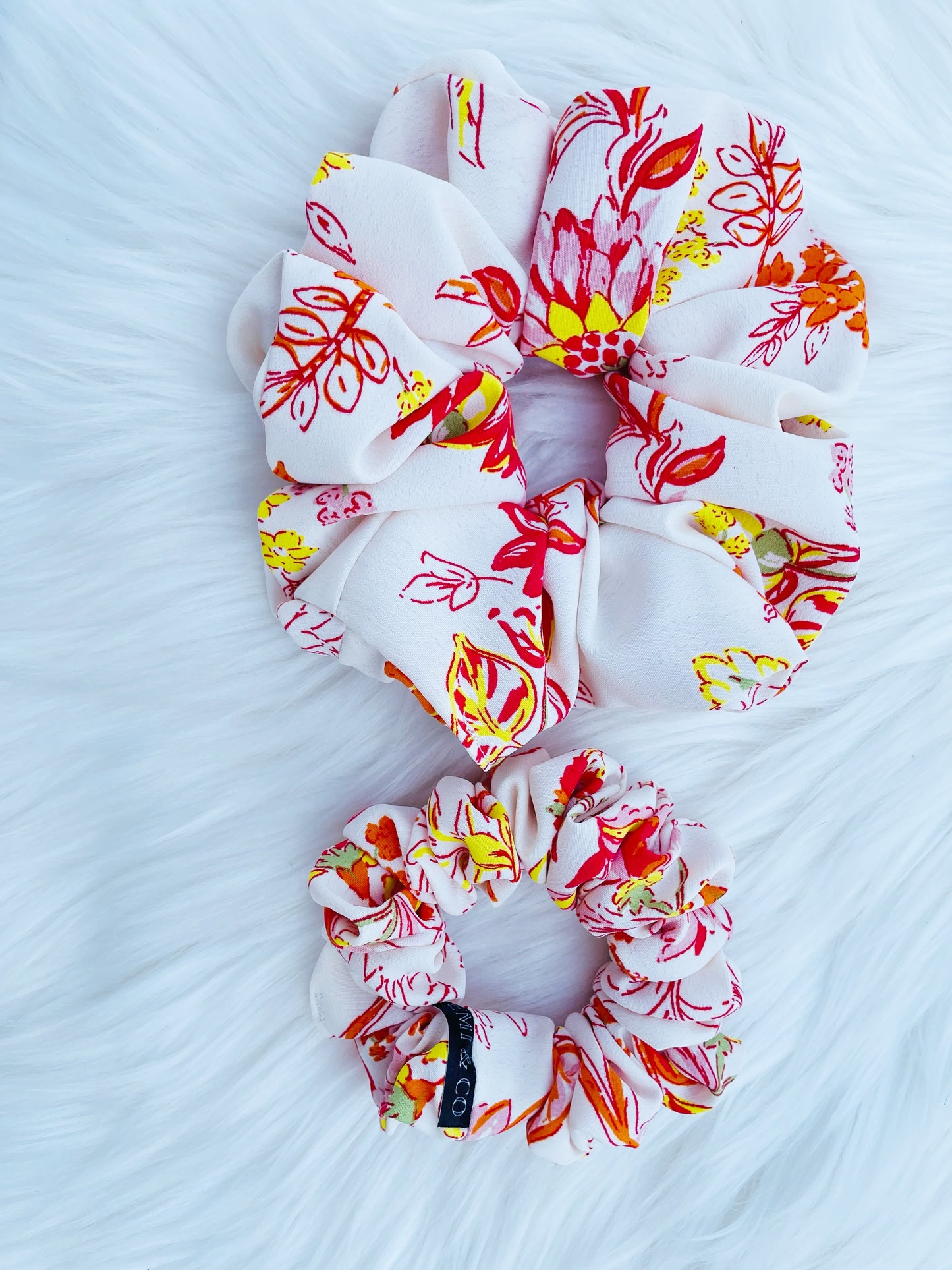 POPPY MINI|EMI AND CO| Mini white and orange floral scrunchie