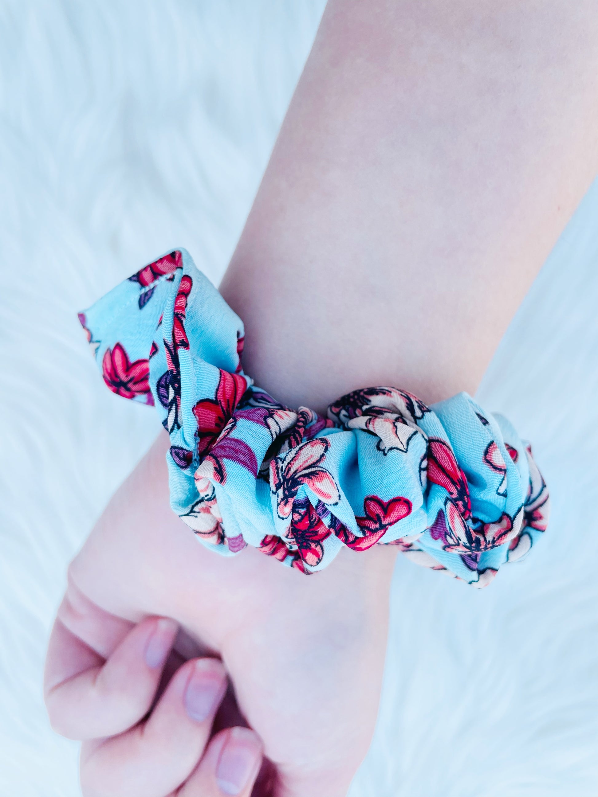 NEVAEH MINI|EMI AND CO |mini blue and red floral scrunchie 