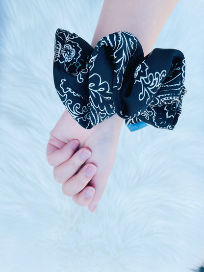 CLEMENTINE | EMI AND CO | black and white floral scrunchie on wrist 