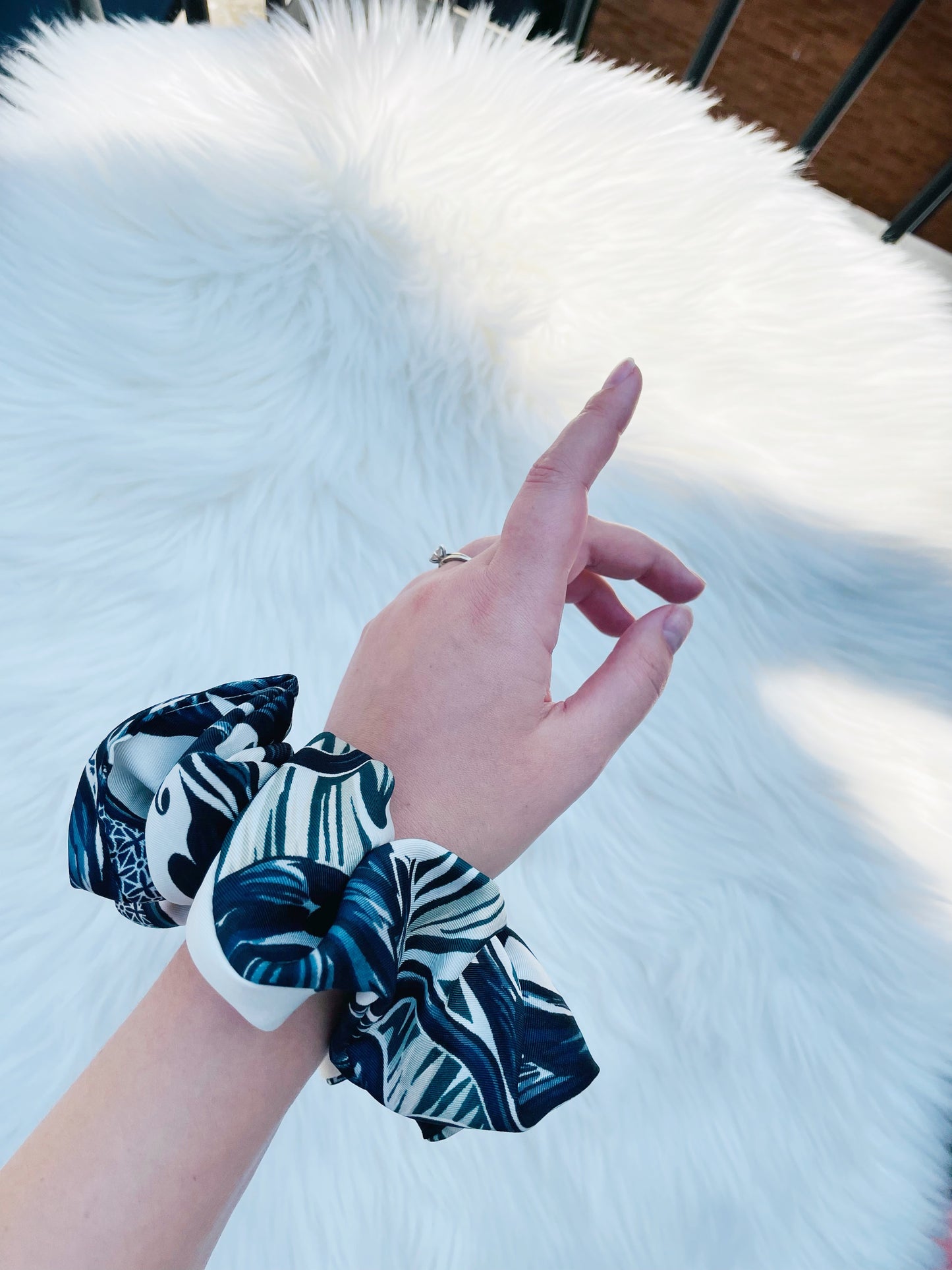 GUINEVERE|EMI AND CO| Black and white pattern scrunchie 