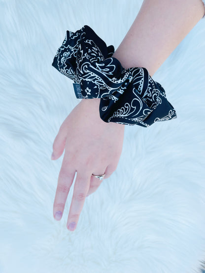 CLEMENTINE | EMI AND CO | black and white floral scrunchie on wrist 