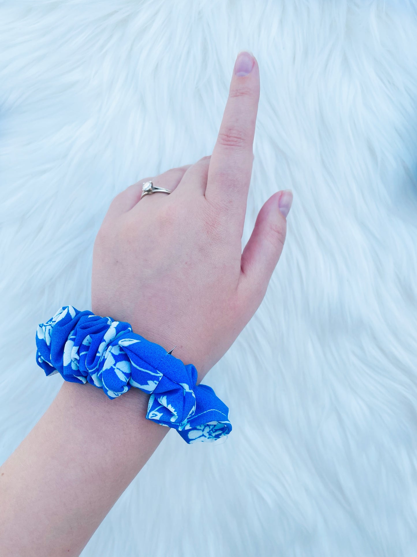 DOROTHY MINI | EMI AND CO |mini blue and white scrunchie on wrist 