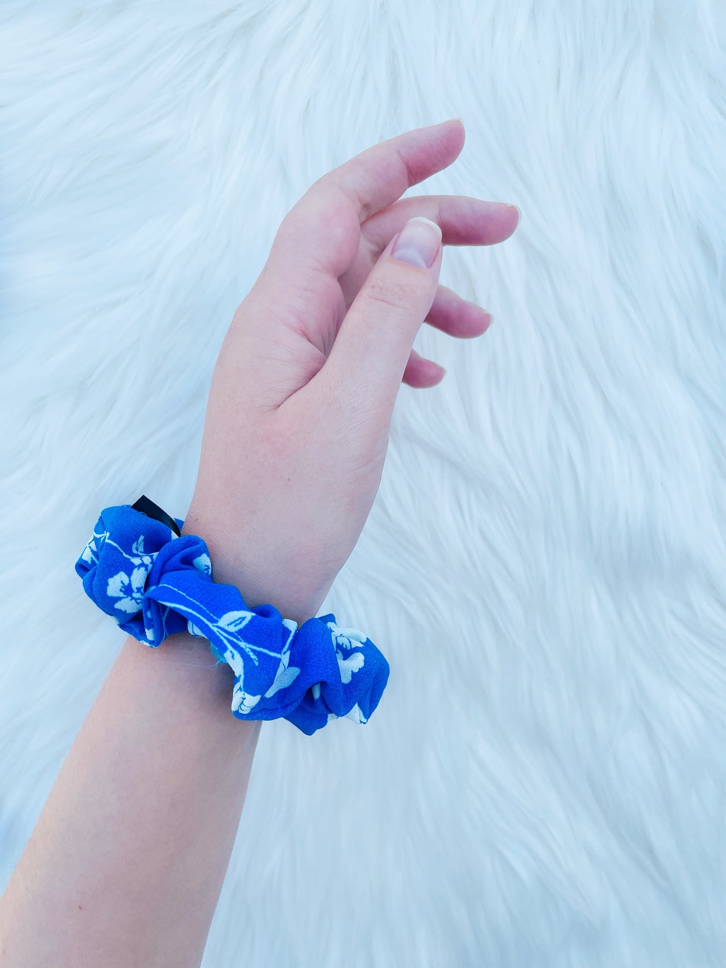 DOROTHY MINI | EMI AND CO | mini blue and white floral scrunchie on wrist 