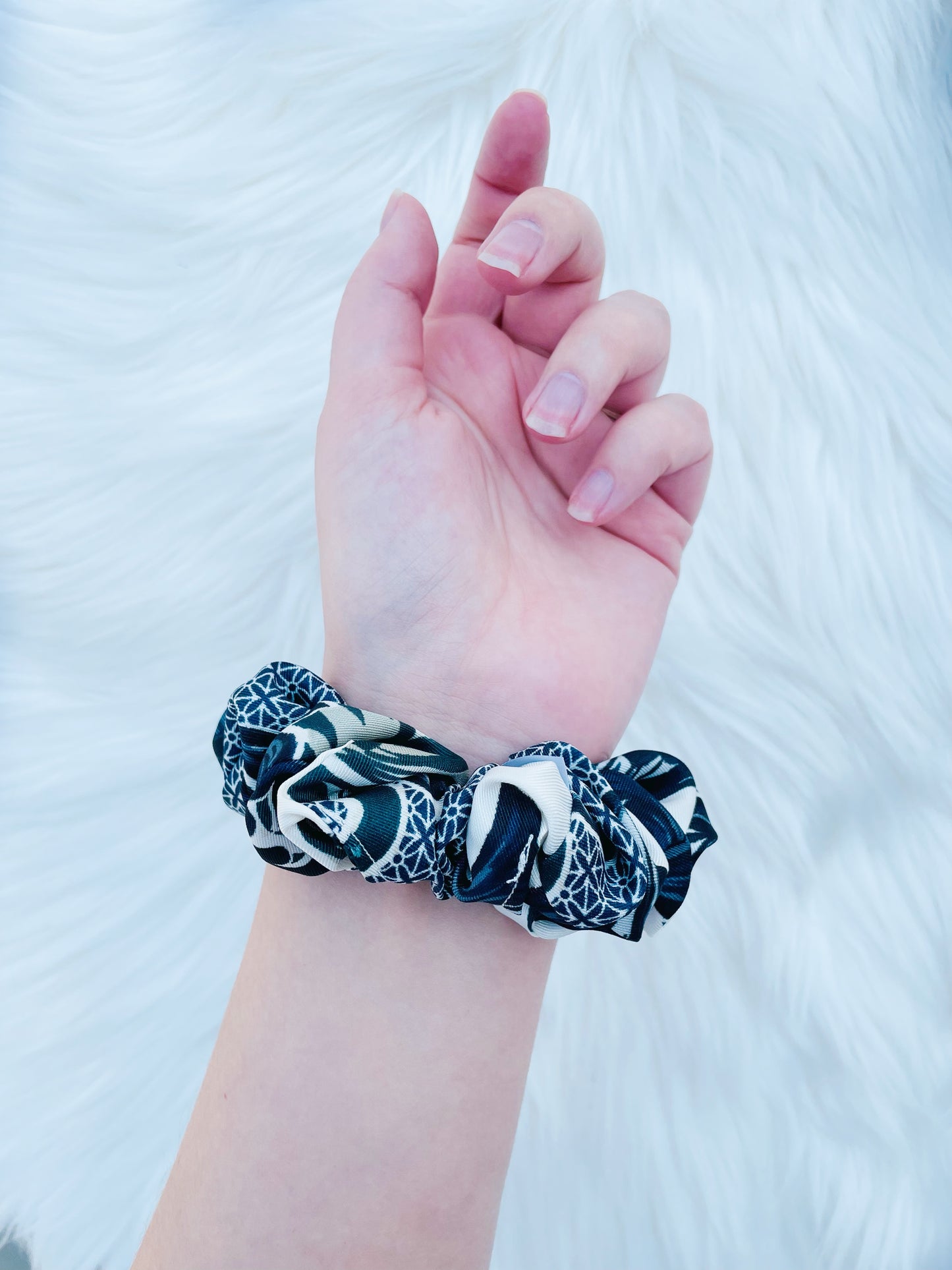 GUINEVERE MINI|EMI AND CO| Black and white mini pattern scrunchie 