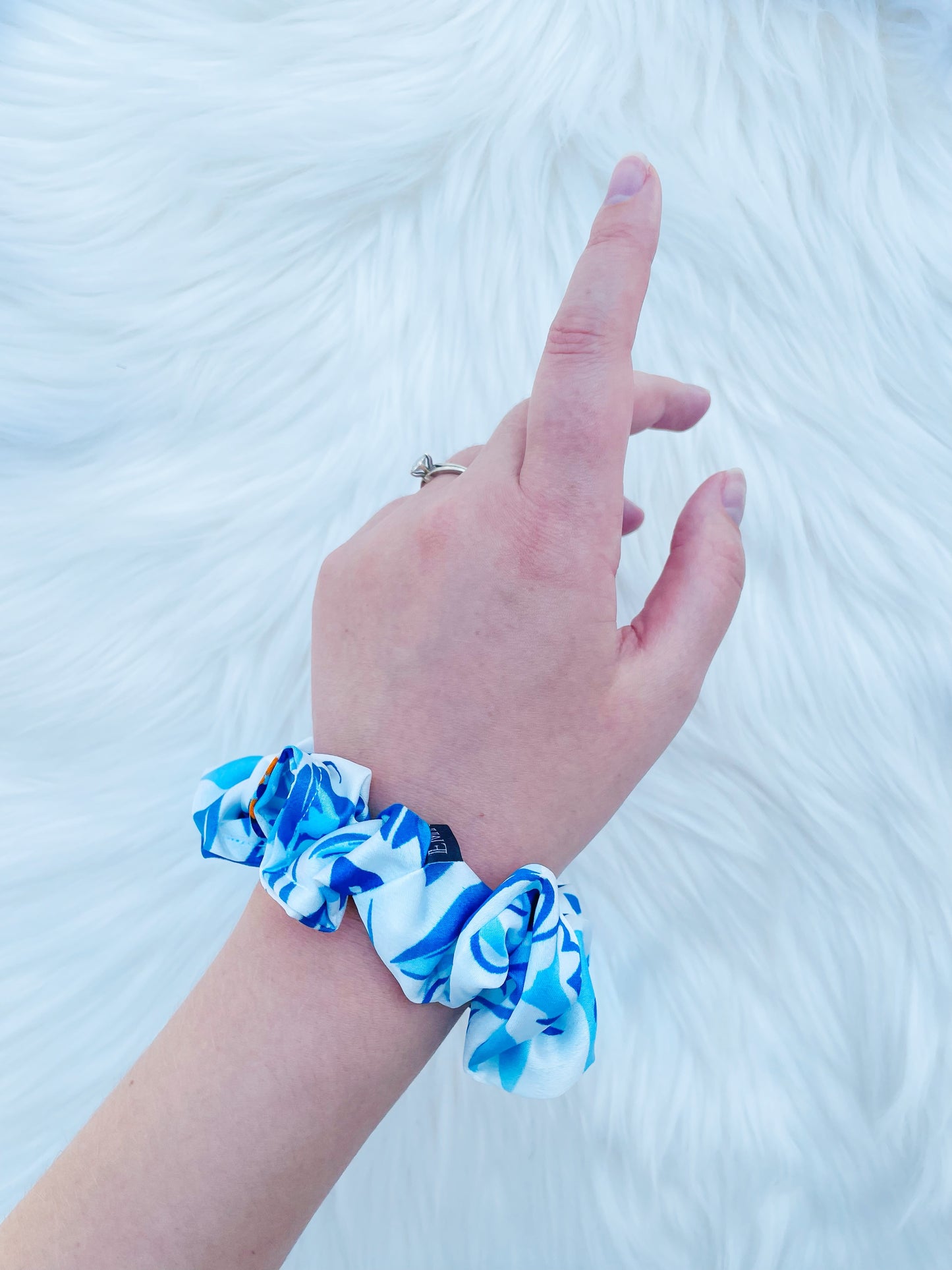 SHILOH MINI| EMI AND CO| mini floral blue scrunchie on wrist 