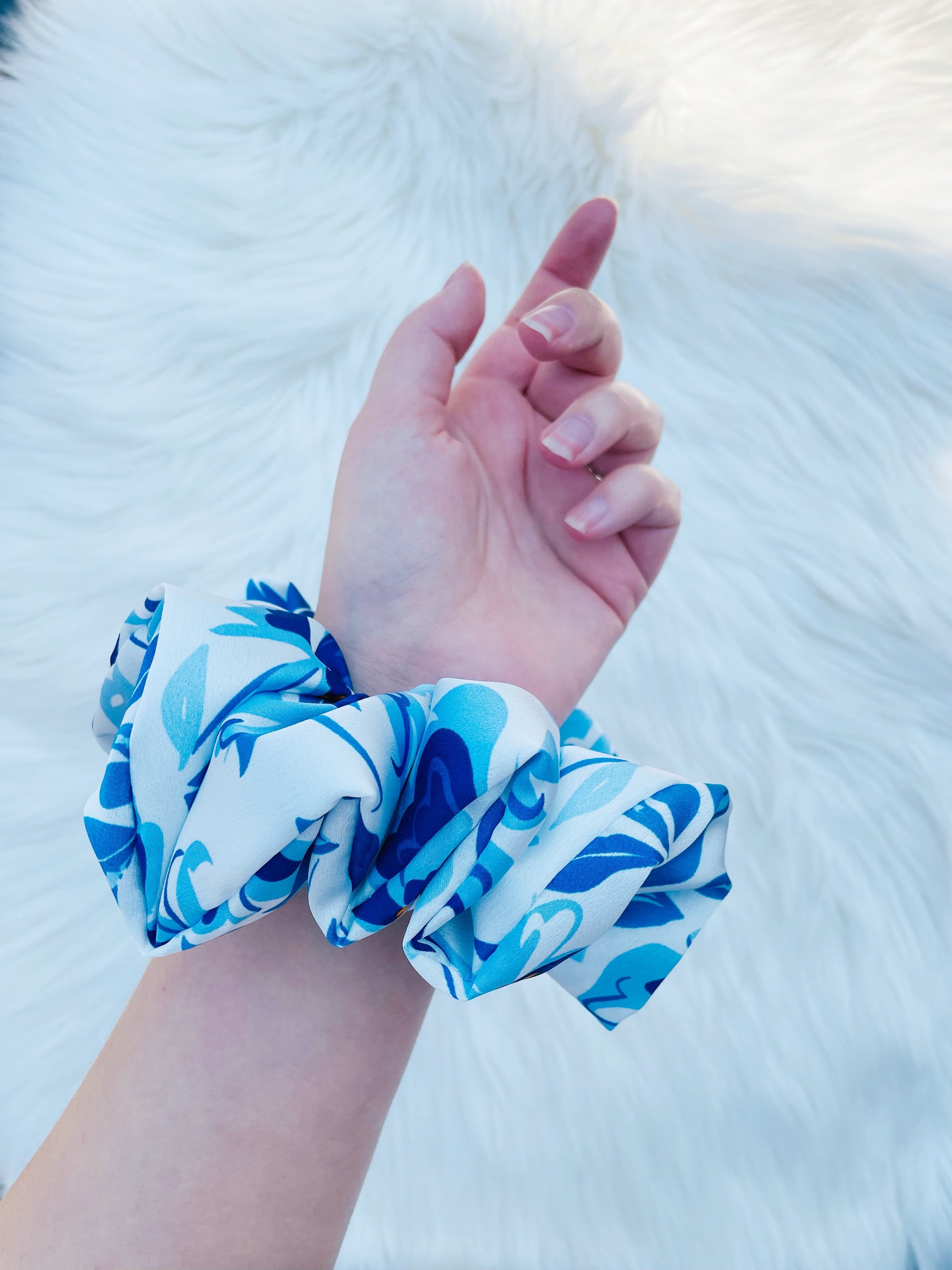 SHILOH| EMI AND CO| floral blue scrunchie on wrist 