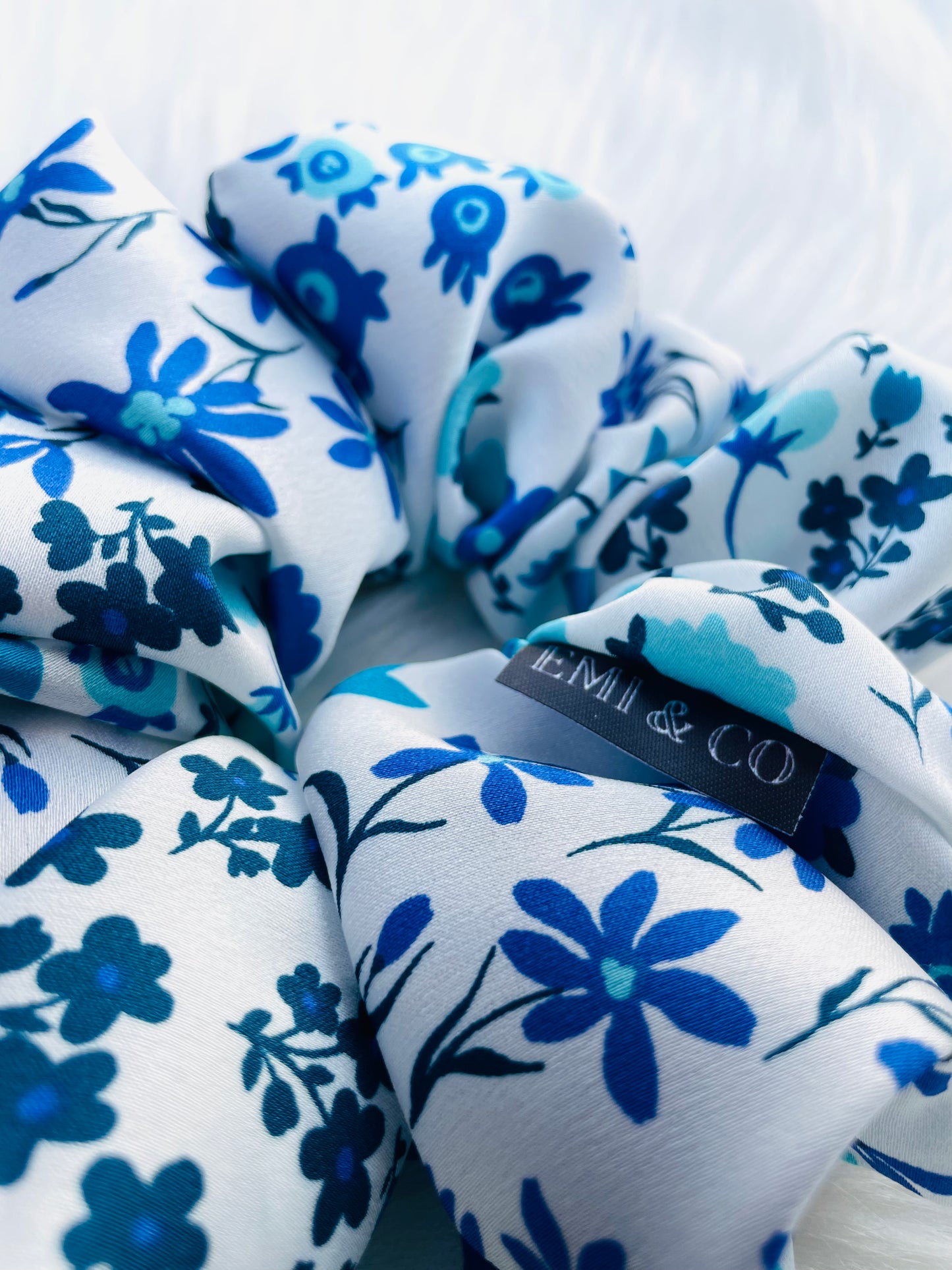 GEESI | EMI AND CO | floral blue and white scrunchie 