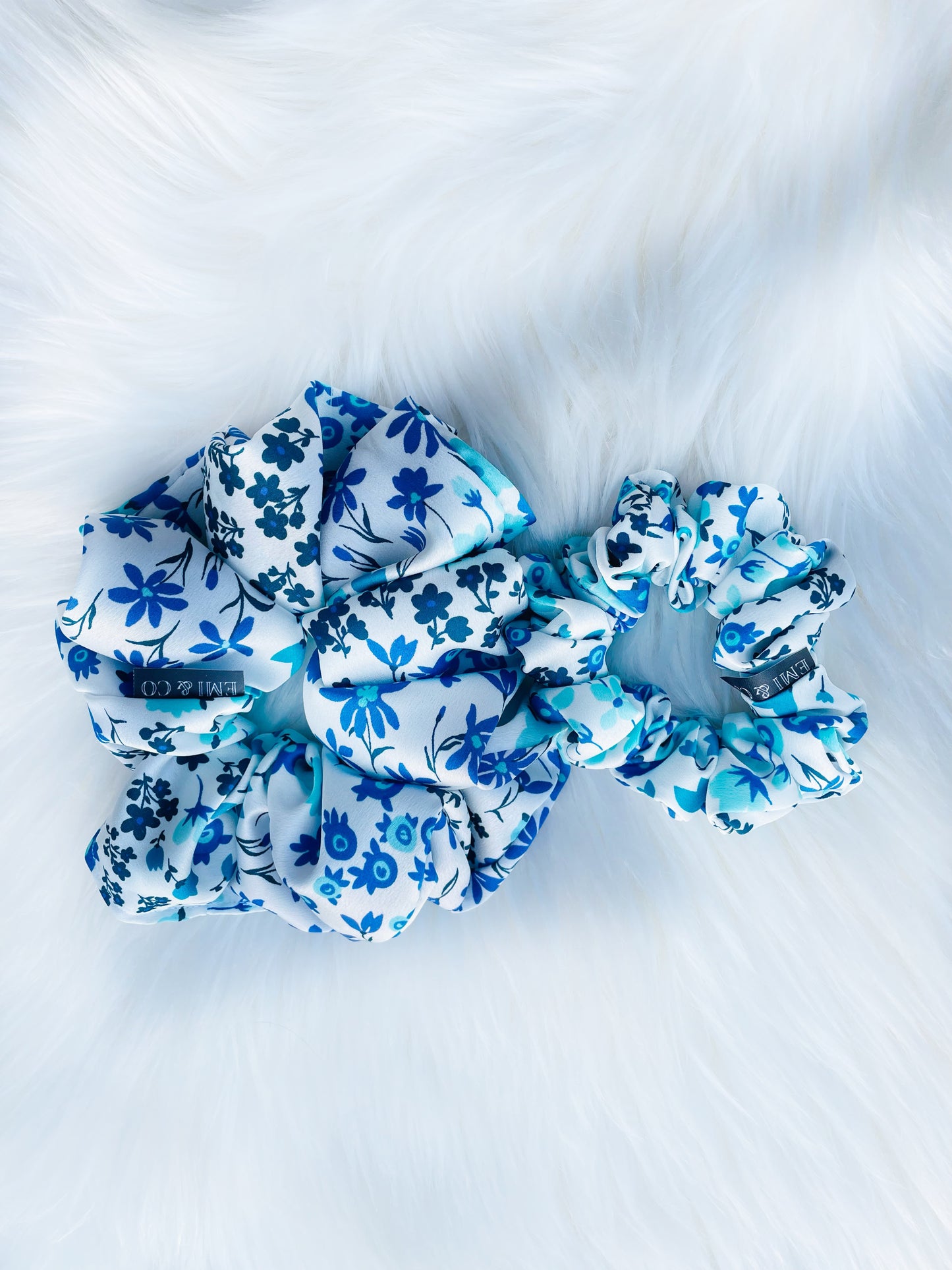 GEESI MINI| EMI AND CO| blue and white floral mini scrunchie 