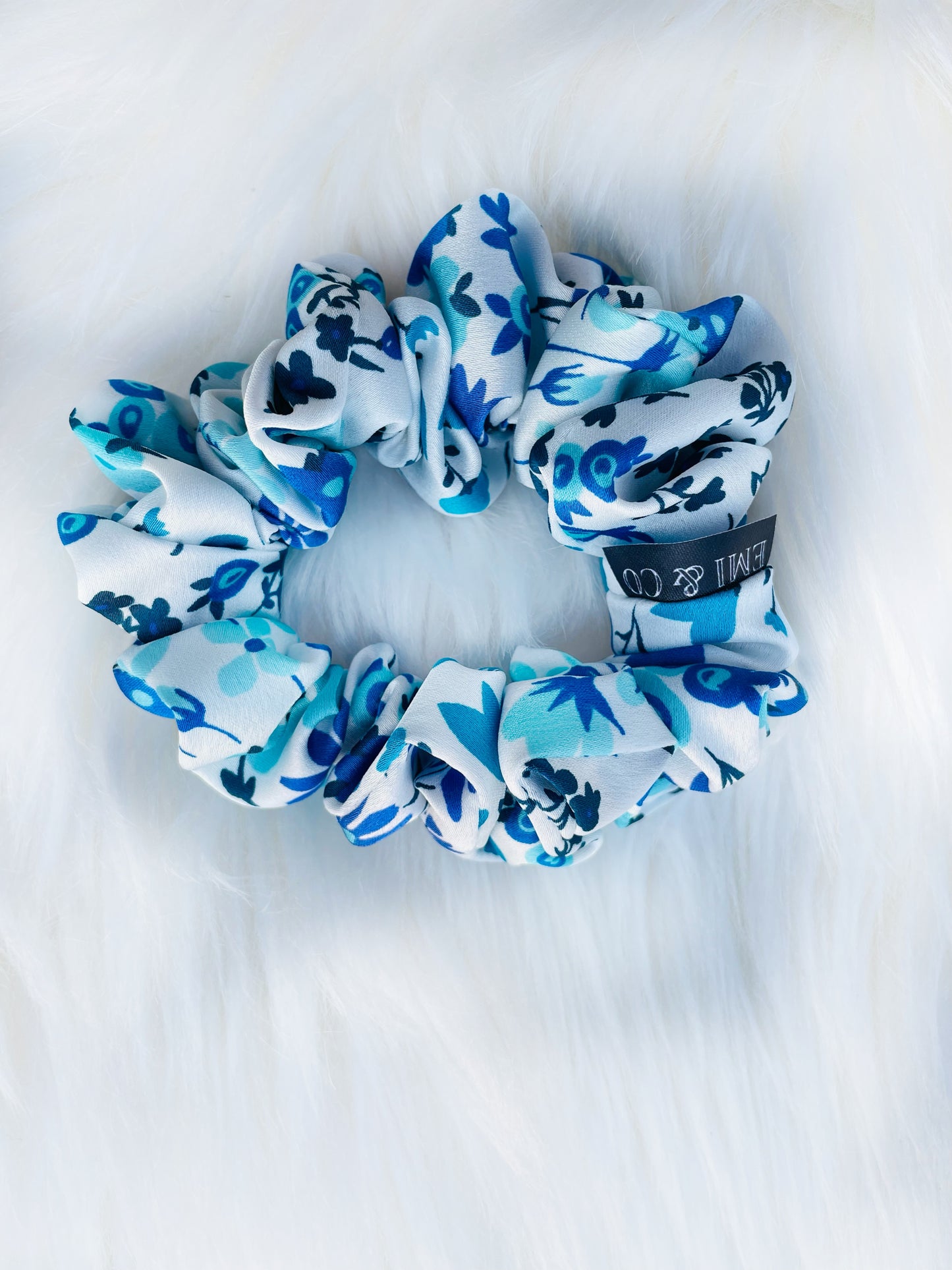 GEESI MINI | EMI AND CO | mini floral blue and white scrunchie