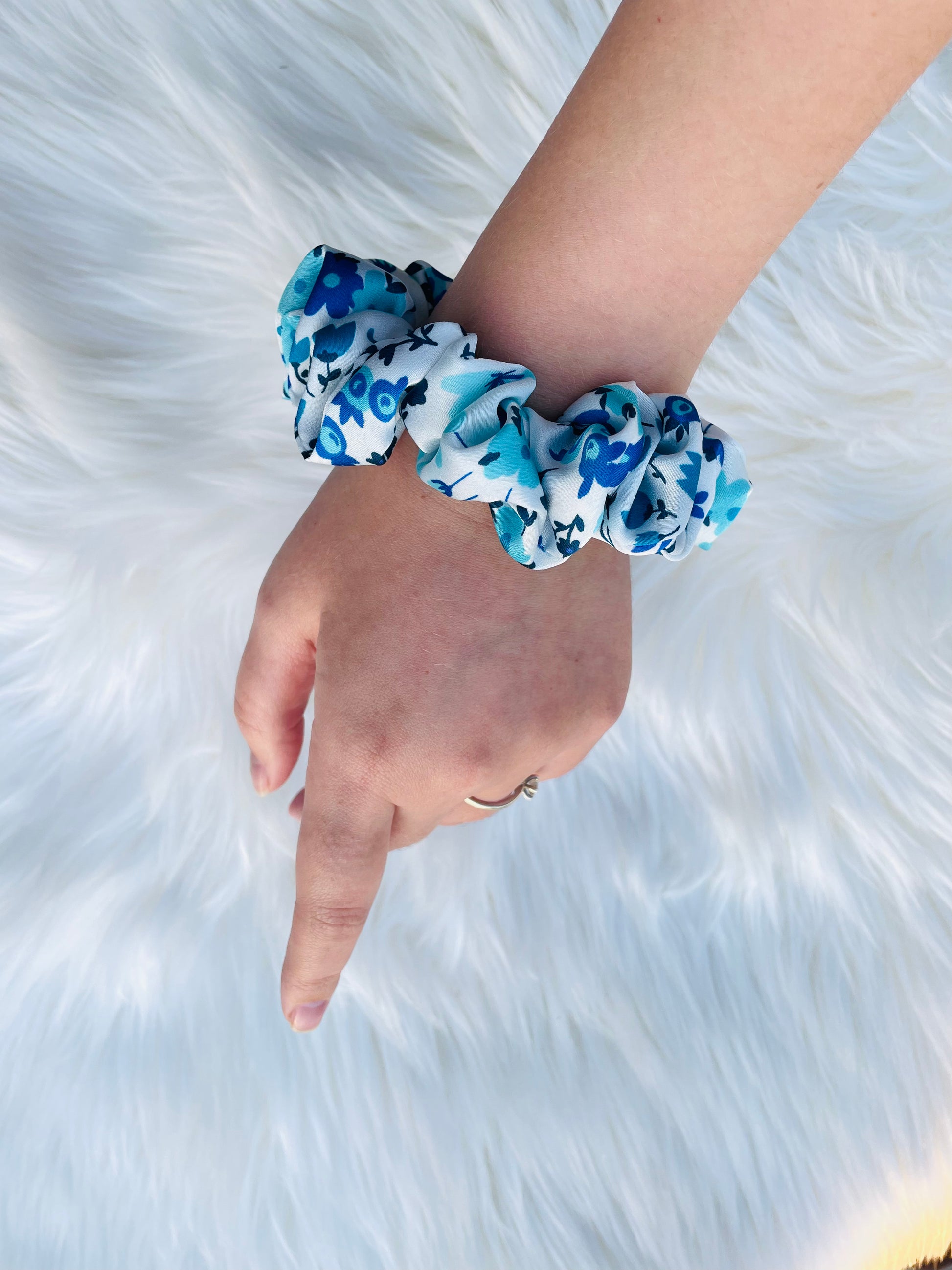 GEESI  MINI| EMI AND CO | floral blue and white mini scrunchie on wrist 