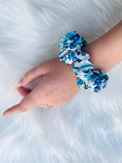 GEESI MINI | EMI AND CO | floral blue and white mini scrunchie on wrist 