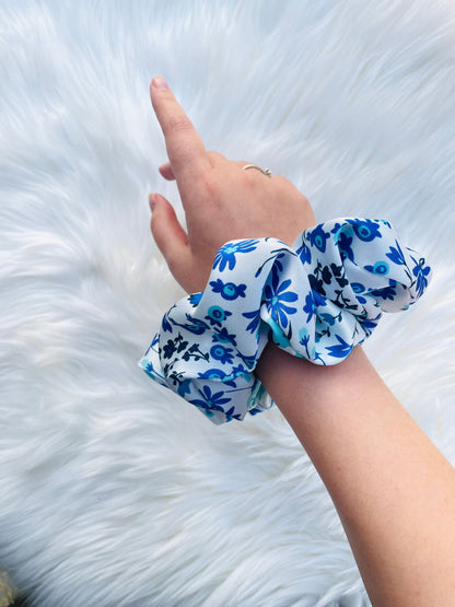 GEESI | EMI AND CO | floral blue and white scrunchie on wrist 