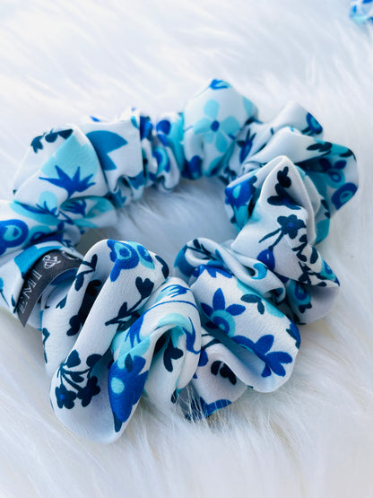 GEESI MINI | EMI AND CO | floral blue and white mini scrunchie 