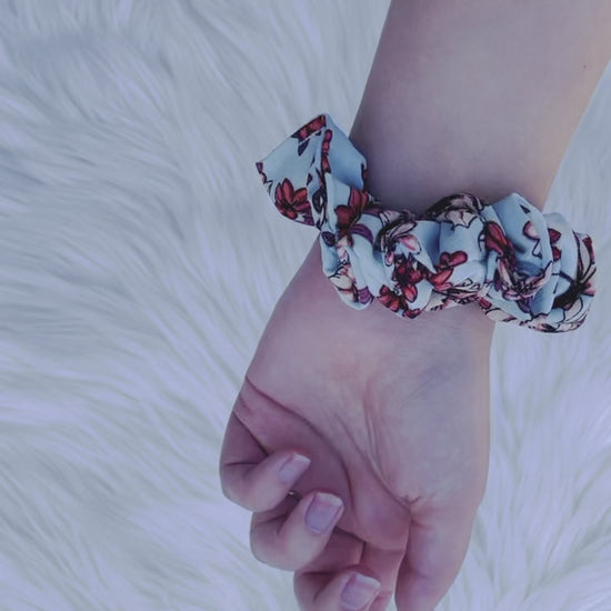 NEVAEH MINI|EMI AND CO |mini blue and red floral scrunchie 