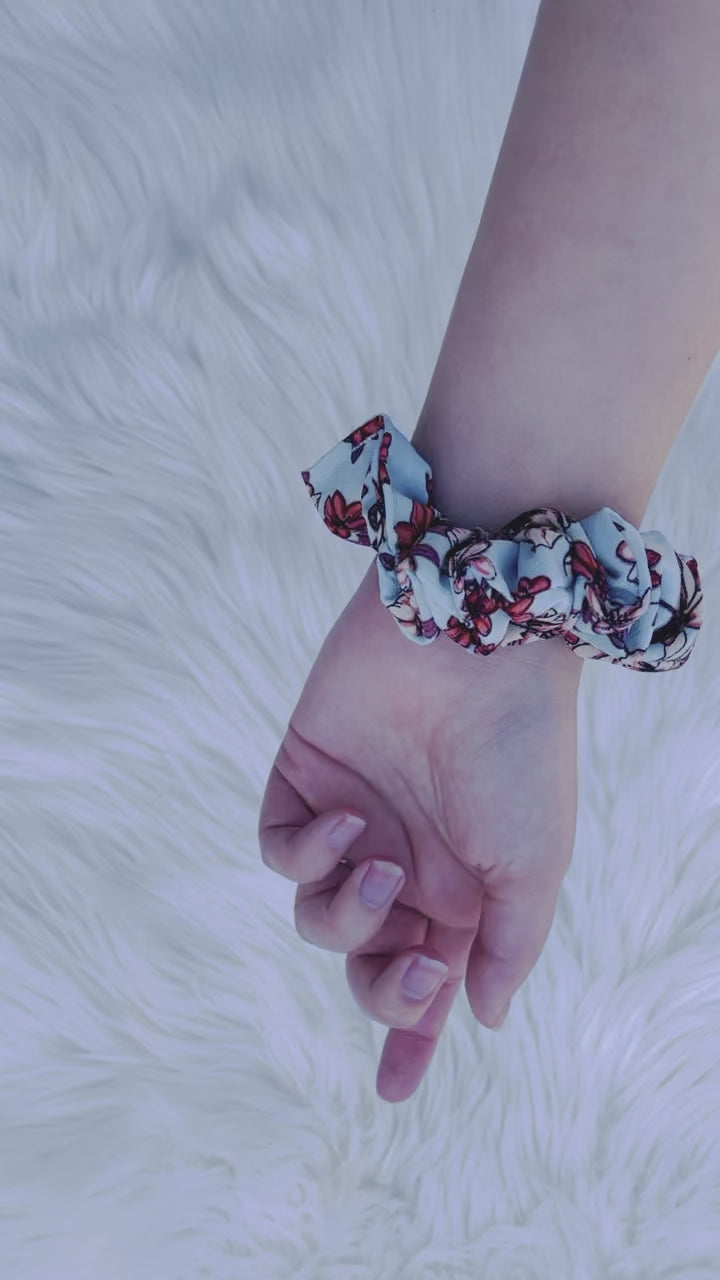 NEVAEH MINI|EMI AND CO |mini blue and red floral scrunchie 