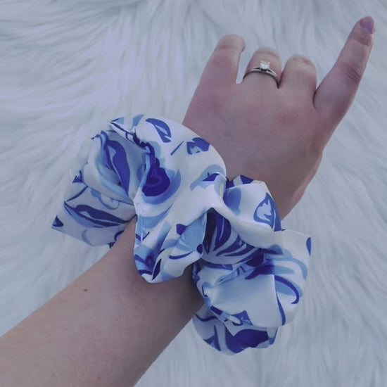 SHILOH| EMI AND CO| floral blue scrunchie on wrist 