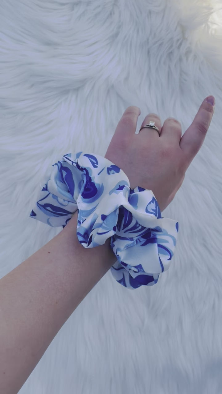 SHILOH| EMI AND CO| floral blue scrunchie on wrist 