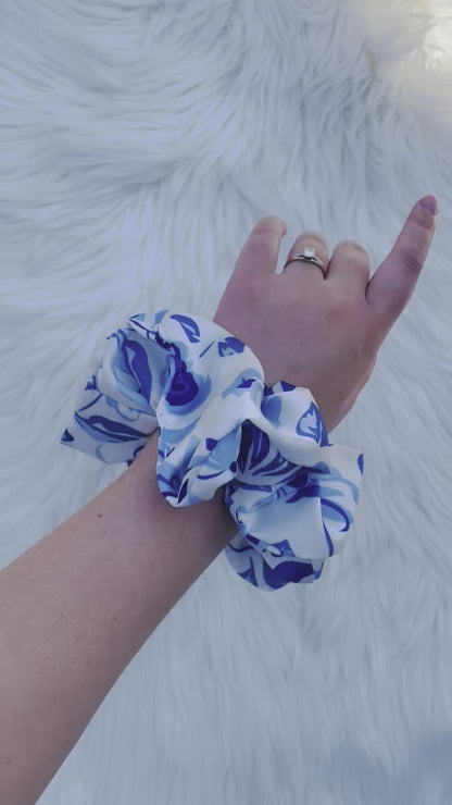 SHILOH| EMI AND CO| floral blue scrunchie on wrist 