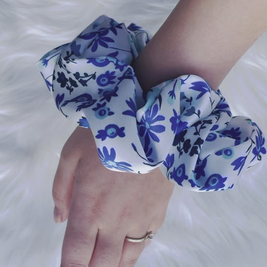 GEESI | EMI AND CO | floral blue and white scrunchie on wrist