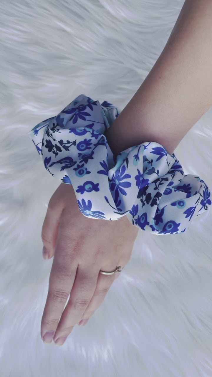 GEESI | EMI AND CO | floral blue and white scrunchie on wrist