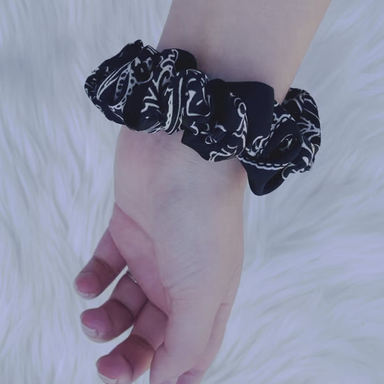 CLEMENTINE MINI | EMI AND CO | mini black and white floral scrunchie on wrist 