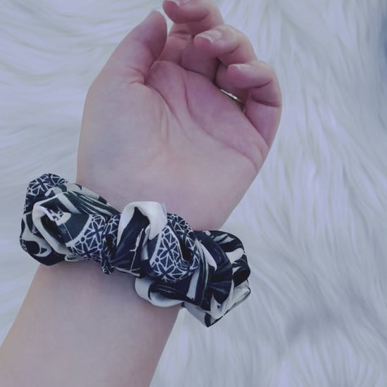 GUINEVERE MINI|EMI AND CO| Black and white mini pattern scrunchie on wrist 