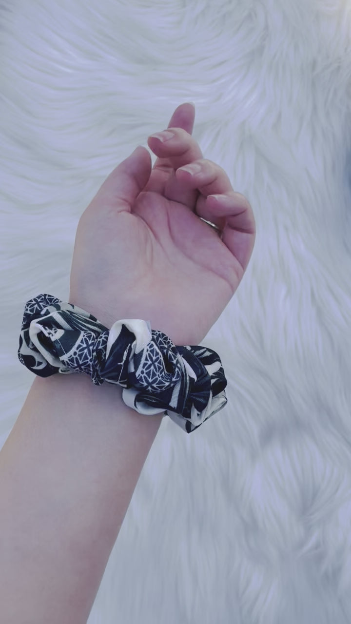 GUINEVERE MINI|EMI AND CO| Black and white mini pattern scrunchie on wrist 