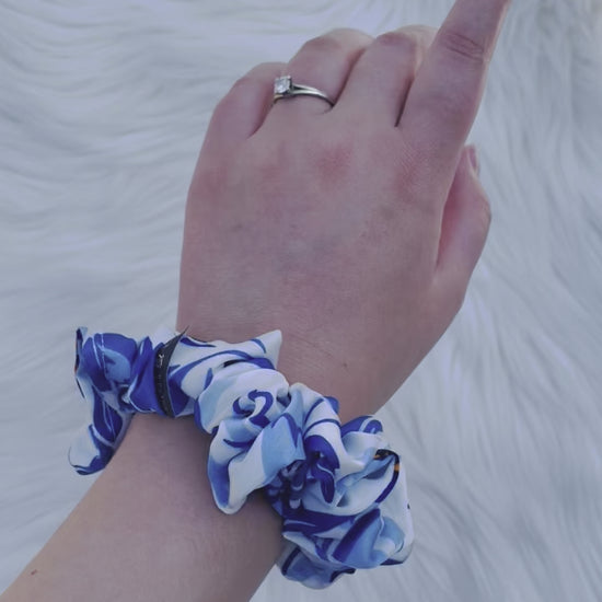 SHILOH MINI| EMI AND CO| mini floral blue scrunchie on wrist 