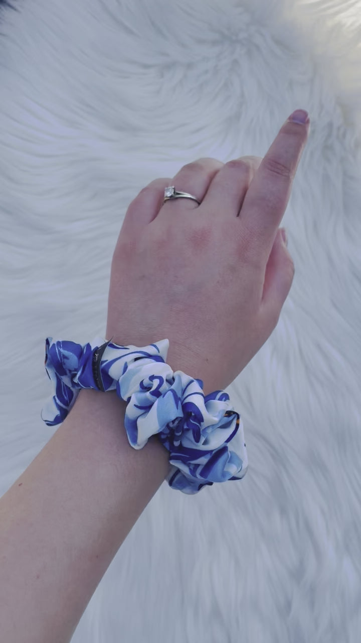 SHILOH MINI| EMI AND CO| mini floral blue scrunchie on wrist 