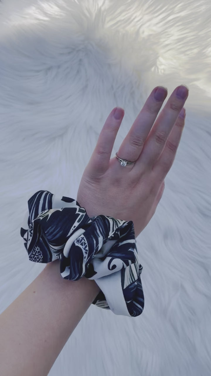 GUINEVERE|EMI AND CO| Black and white pattern scrunchie on wrist