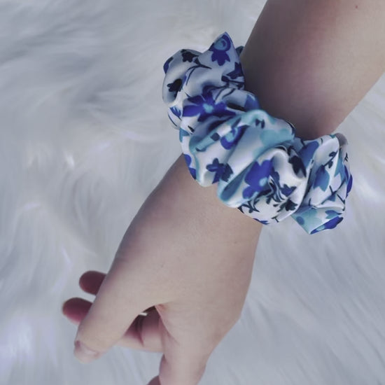 GEESI MINI| EMI AND CO | floral blue and white scrunchie on wrist 