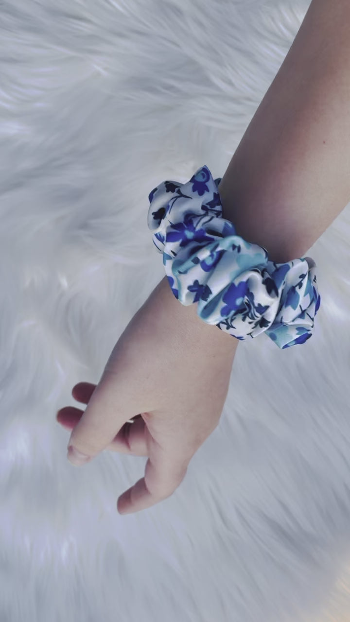 GEESI MINI| EMI AND CO | floral blue and white scrunchie on wrist 